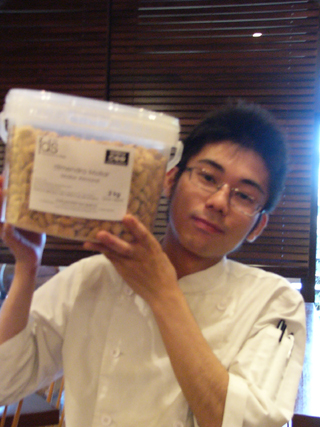 殻付きアーモンド やまちゃん.JPG