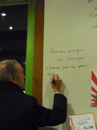 ミゲルトーレス 壁サイン.JPG